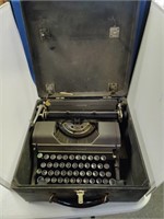 Underwood Universal typewriter with case.