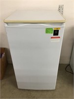 GE Mini Refrigerator 18.75W x 21D x 34.5H