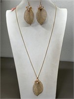 NEW MATCHING LEAF NECKLACE & PIERCED EARRING SET