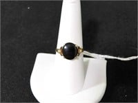 10K YELLOW GOLD AND ONYX RING - SIZE 8 1/2 -