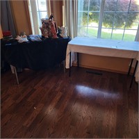 2 Narrow Folding Tables With Tablecloths.