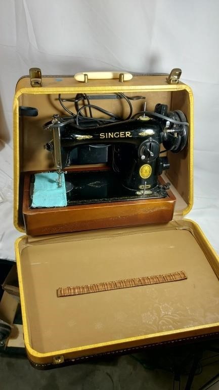 Singer AL765250 sewing machine in case