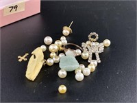 Lot with misc. of broken or mismatched jewelry: pe