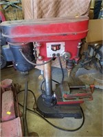 Benchtop drill press with vise