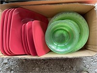 Green and red dish sets