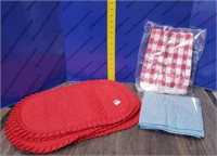 Plastic Tablecloths & Cloth Placemats