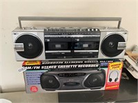 AM/FM CASSETTE. NO cord or mic but has box