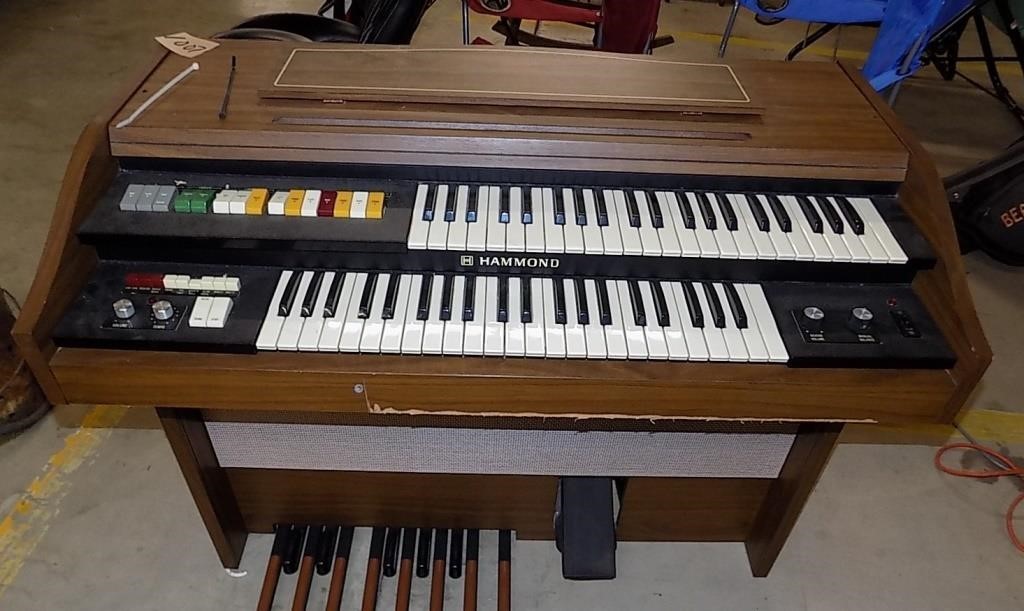 HAMMOND ELECTRIC ORGAN,  WITH BENCH, PLAYS GREAT,