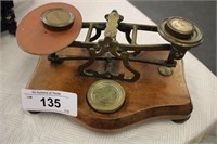 VINTAGE SCALE WITH WEIGHTS