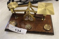 VINTAGE SCALE WITH WEIGHTS