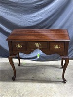 Three-drawer entry table in mahogany w/ cabriole l