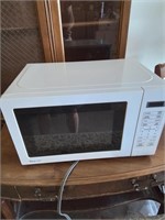Nice clean smaller magic chef white microwave