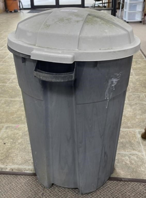 Trash Can with Lid