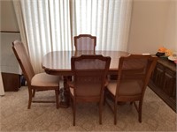 Vintage Dinning Room Table & Chairs w/ Two Leaves