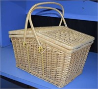 Wicker Picnic Basket w/ Fabrick Lining