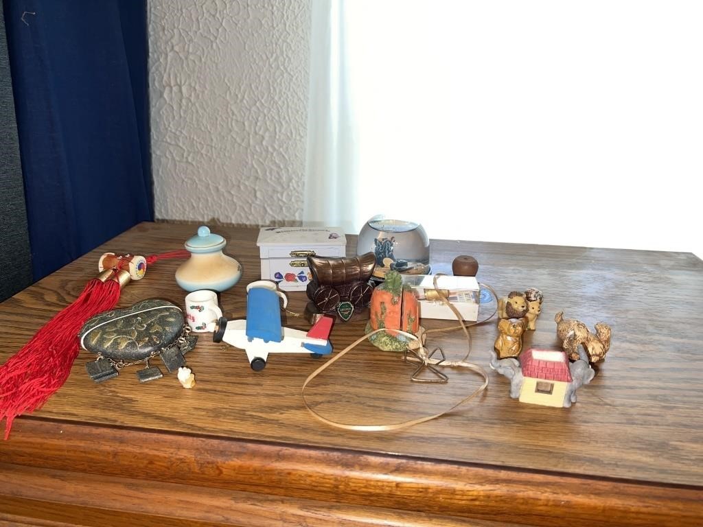 Figurines, necklace and snow globe