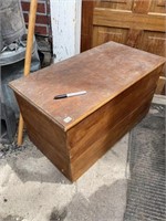 WOOD BLANKET BOX AND CONTENTS