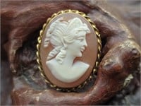 18K Gold Carved Shell Cameo / Brooch