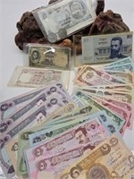 Lot of Foreign Currency - Sadam Hussein + +