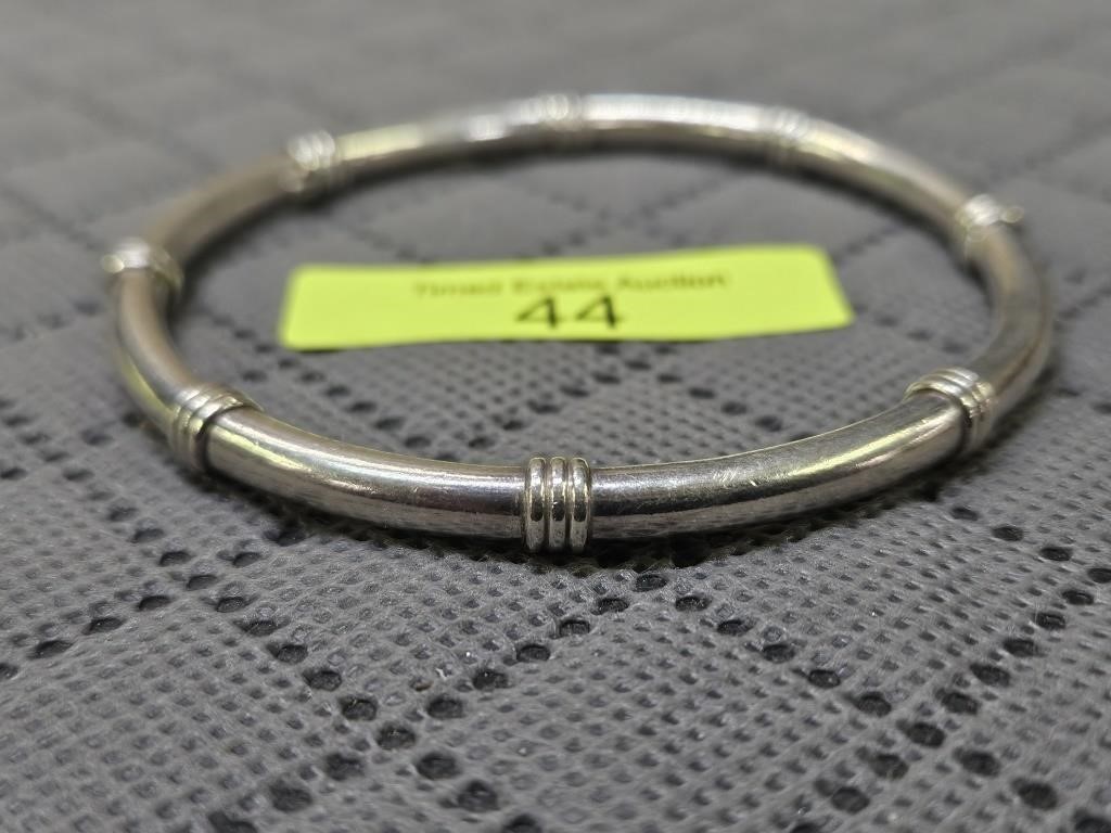 STERLING SILVER RIBBED BANGLE BRACELET, 17 GRAMS