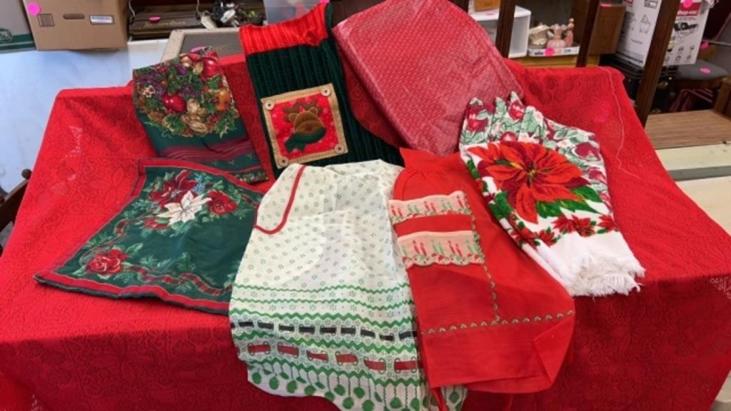 VINTAGE CHRISTMAS TABLE COVERINGS
