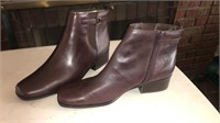 Convington woman’s boots new in box size 11