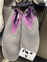 DSG Youth Water Shoes in Size 4