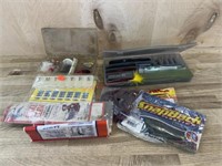 1 FLAT OF ASSORTED FISHING LURES, WORMS, AND