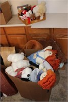 Lot with Stuffed Animals and Dolls