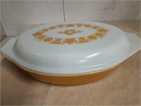 Vintage Pyrex one quart oval baker with lid Nice