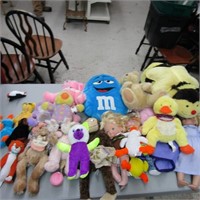 Stuffed toy lot w/tote and lid.
