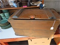Wood crate w/lid.