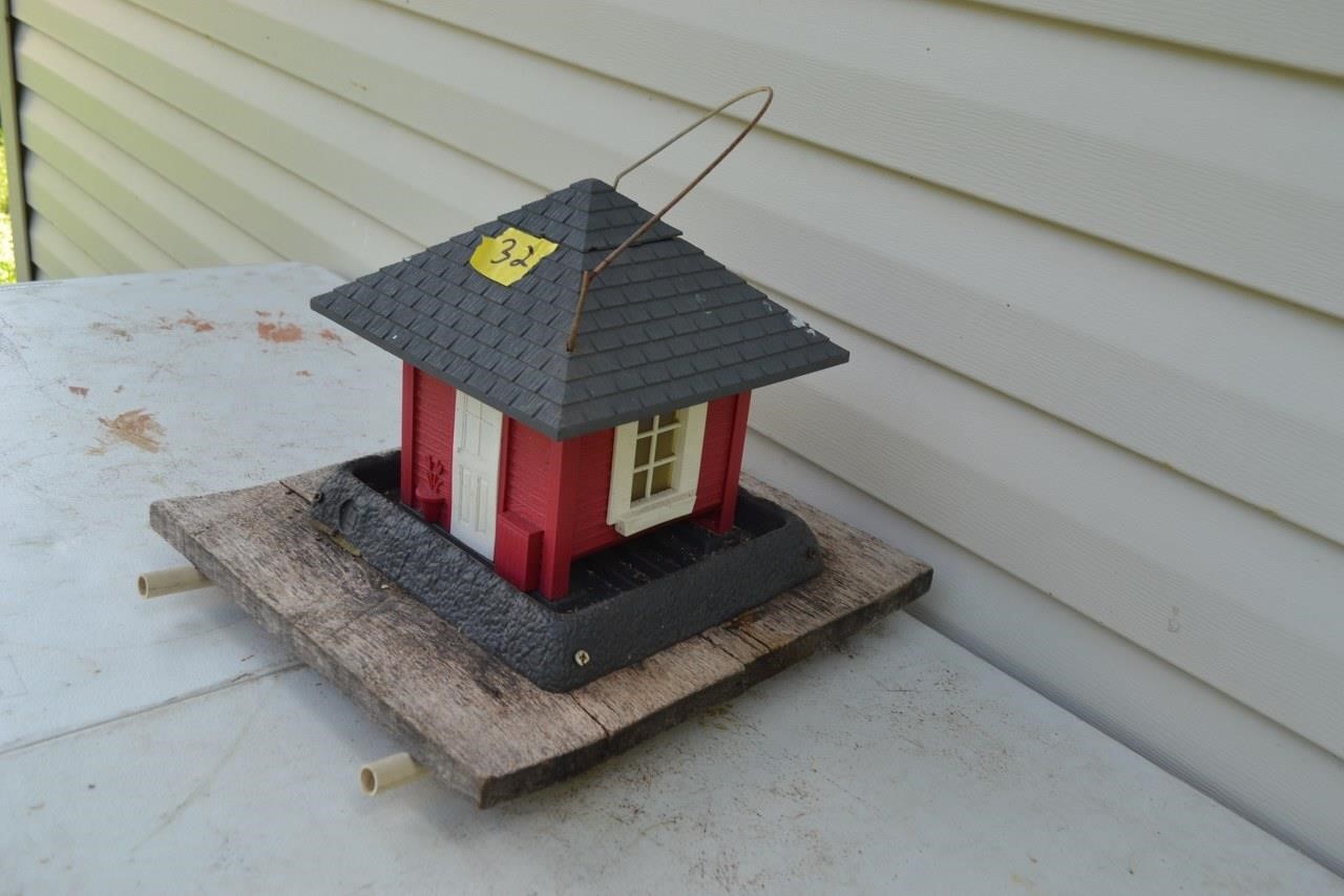 32: Bird house feeder