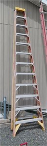 12' fiberglass step ladder