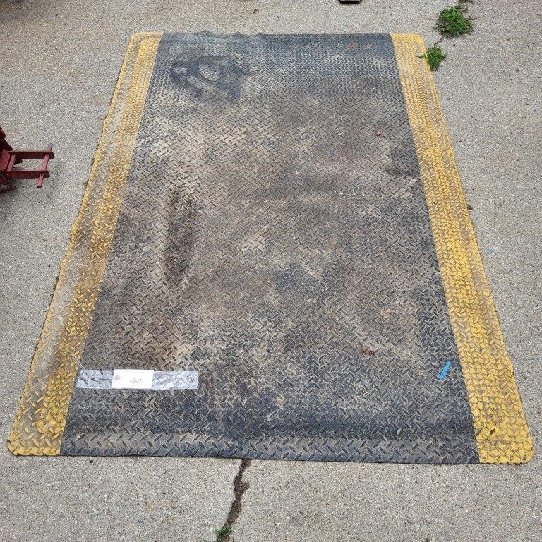 YD shop mat 70"x57" black and yellow