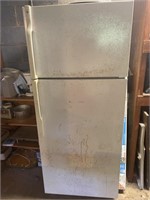 GE Refrigerator 
Needs cleaning