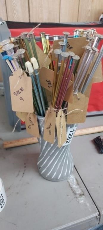 LARGE LOT OF DIFFERENT SIZE KNITTING NEEDLES