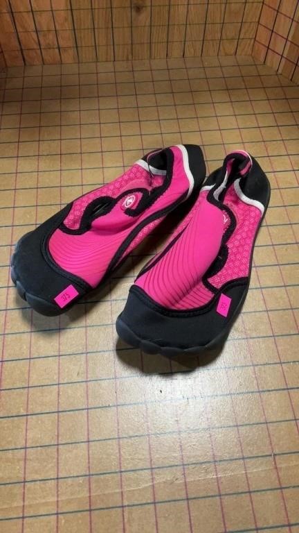 Ladies water shoes sz 7