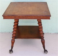 VICTORIAN QUARTERED OAK LAMP TABLE, SPLAY TURNED