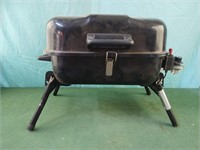 Portable table top gas grill