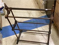 Small antique wooden quilt rack measures 33 x 24