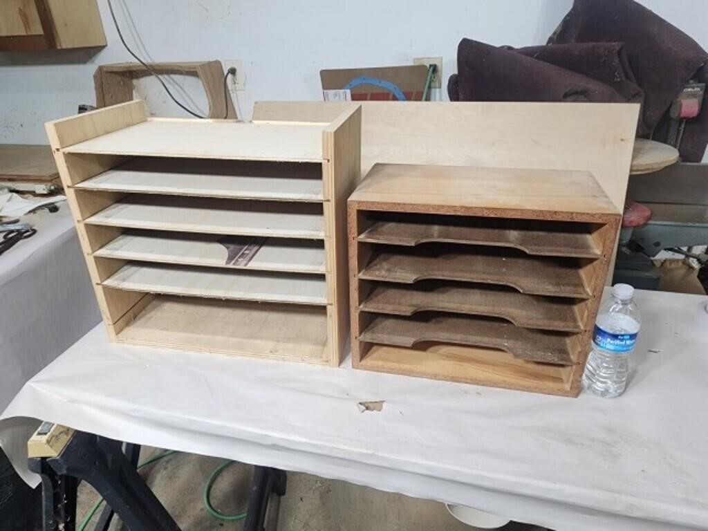 2 small cabinets are holding sandpaper.Plastic
