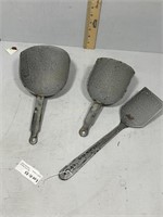 Three gray graniteware scoops & spatula