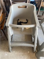 Grey Rubbermaid child seat, high chair