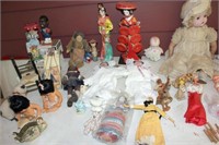 Table lot: Dolls & Doll related items:
