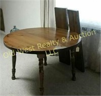Round Table w/2 leaves & 3 Chairs - Solid