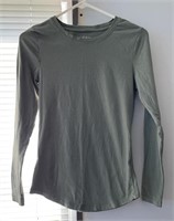 C3) Medium women’s green long sleeve top-no