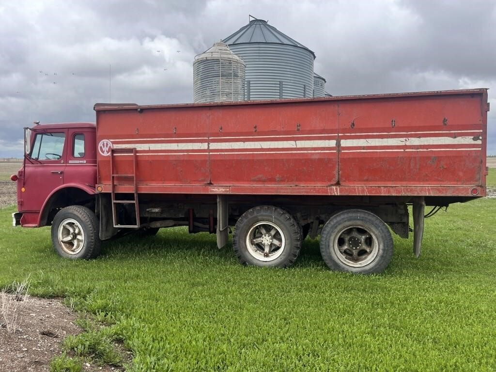 1972 IHC Cargo Star 1610A Tandem Axle Grain Truck