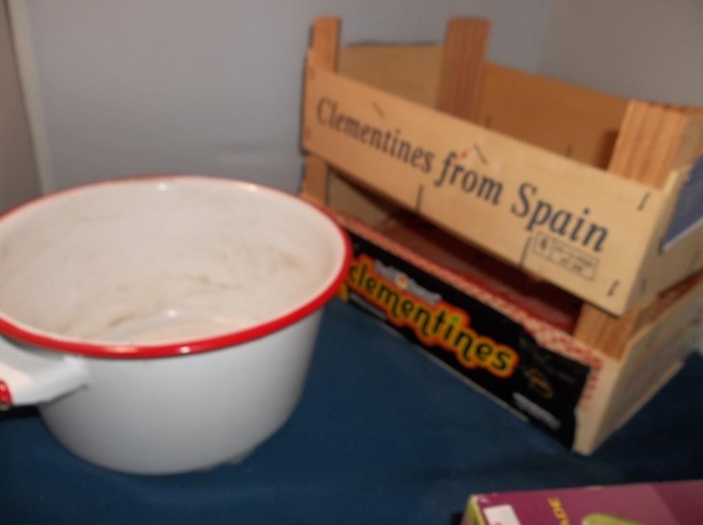 Enamelware Pot & Clementine Wooden Fruit Crates