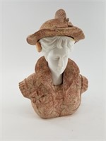 Marble statue of a classical woman with a hat, com